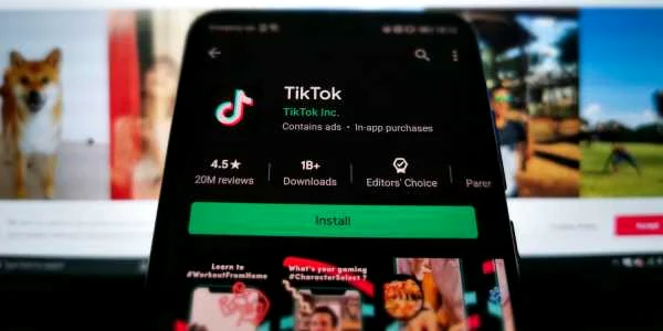 Aplicaţie Tik Tok smartphone Google Play instalare FOTO Shutterstock