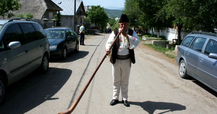 Vasile Rusu este conducătorul formaţiei de buciumaşi