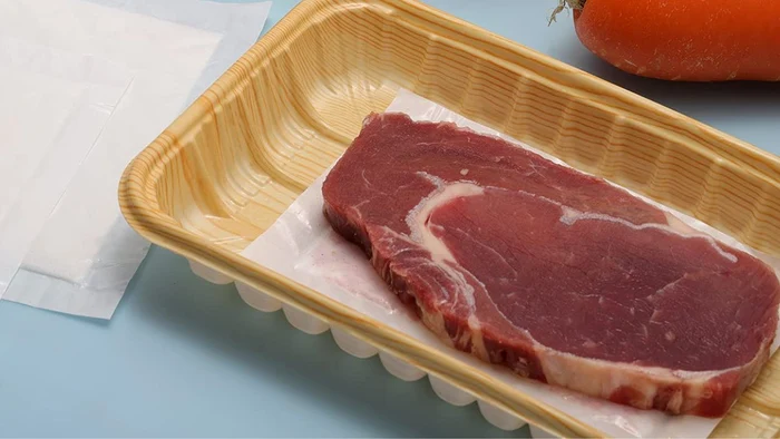Materialul absorbant de sub carne menține bacteriile la distanță