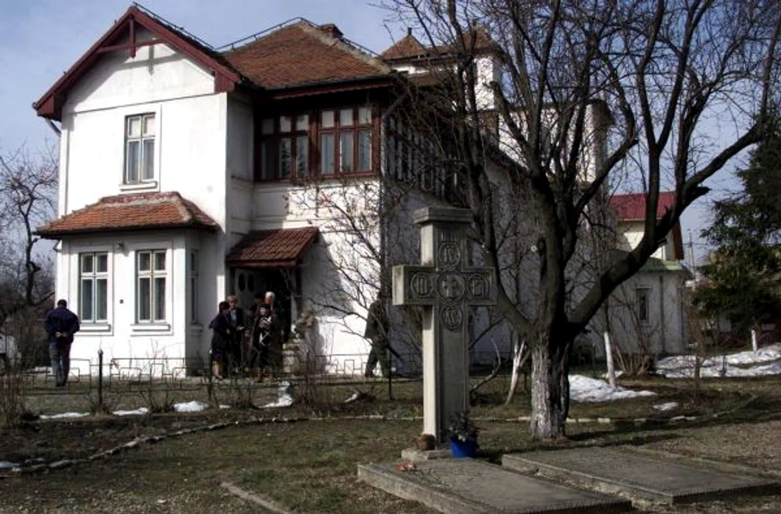 Miztura va fi înmormântată în curtea casei memoriale a poetului Tudor Arghezi