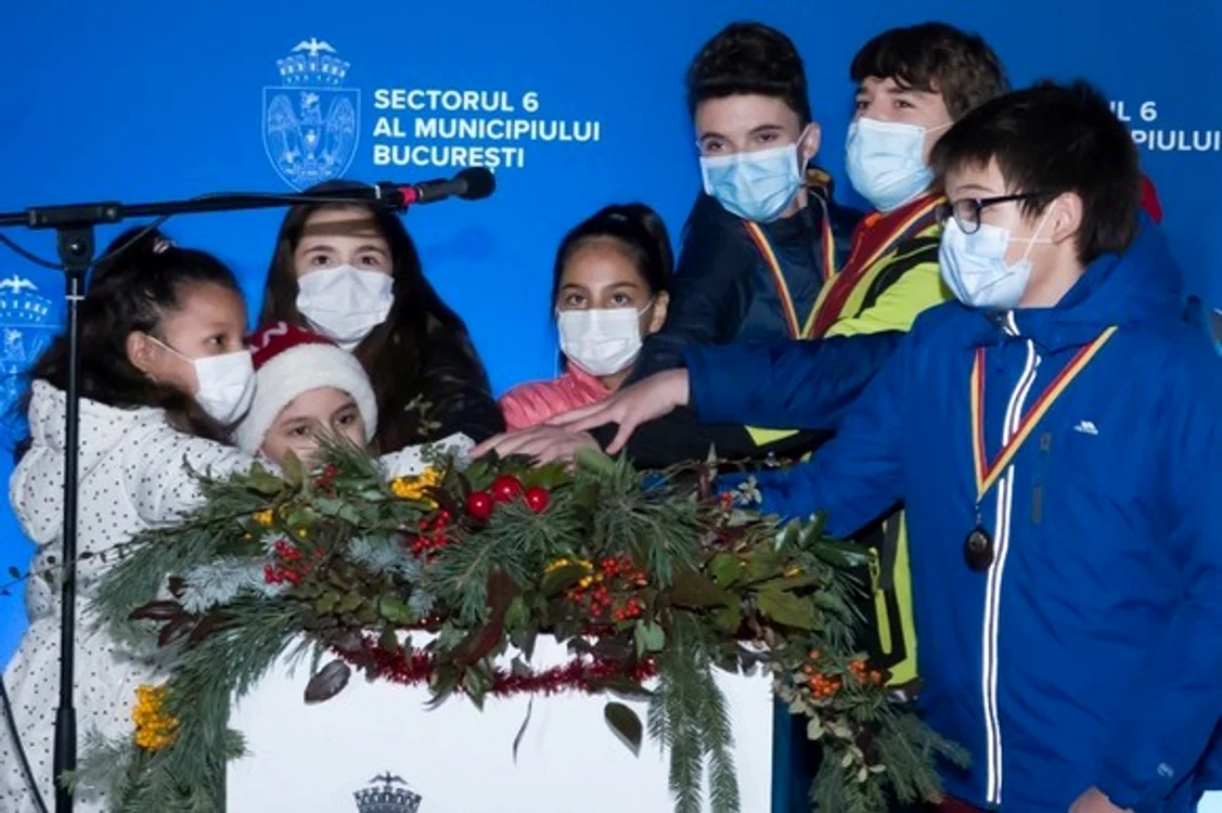 Coșul caritabil este marcat corespunzător și așteaptă să fie umplut de cei cu suflet bun
