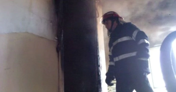 Judecătorul căruia i-a fost incendiat apartamentul a suferit arsuri când a vrut să iasă din casă FOTO arhivă