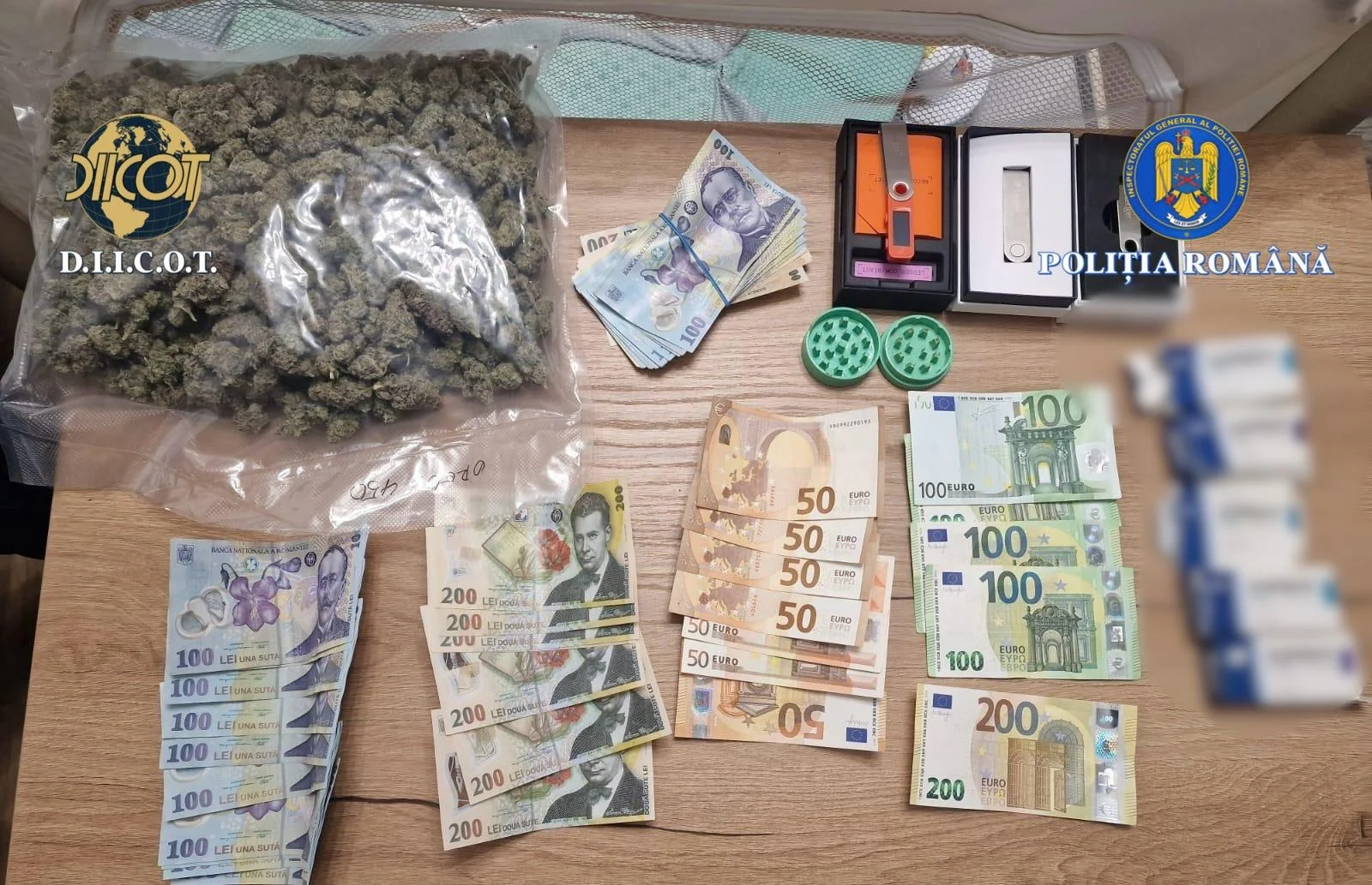 Doi tineri reținuți după ce au introdus în România 14 kg de canabis din Spania, prin curierat internațional