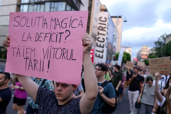Cât costă să fii student? Peste 40.000 dintre cei care urmează o facultate au rămas fără burse, după măsurile de austeritate. Solicitările ANOSR
