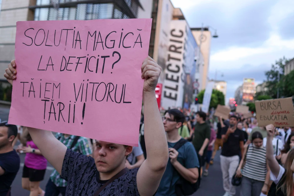 Cât costă să fii student? Peste 40.000 dintre cei care urmează o facultate au rămas fără burse, după măsurile de austeritate. Solicitările ANOSR