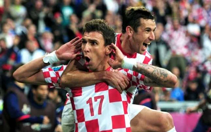 Mandzukic (nr. 17) se bucură alături de Srna, după un nou gol în tricoul Croaţiei. Foto:  www.mirror. co.uk