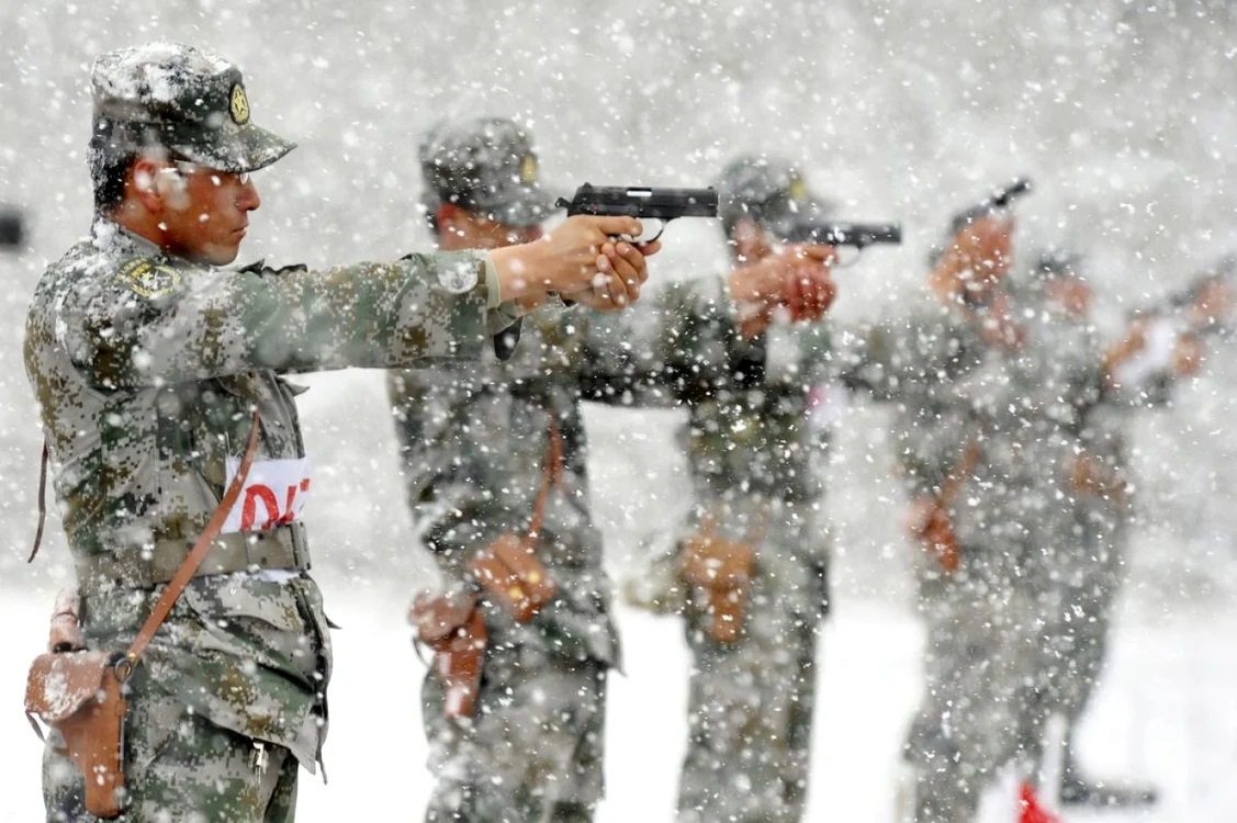 Militari chinezi în timpul unui exerciţiu de tragere cu arme de foc FOTO Reuters