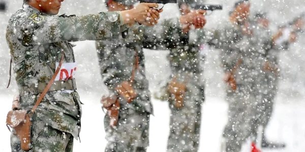 Soldati din armata chineza participa la un exercitiu de tragere cu pistolul la o baza militara pe ninsoare in Hami Regiunea Autonoma Uigura Xinjiang FOTO Reuters