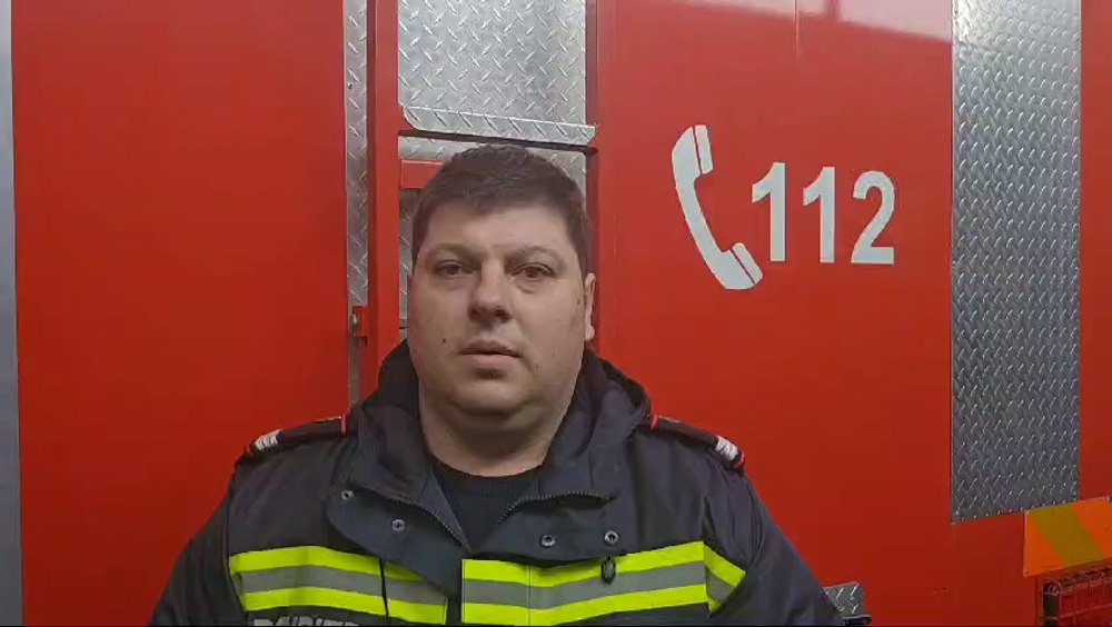 Imagini terifiante cu trenul care a luat foc având zeci de călători la bord. Intervenția pompierilor a durat două ore