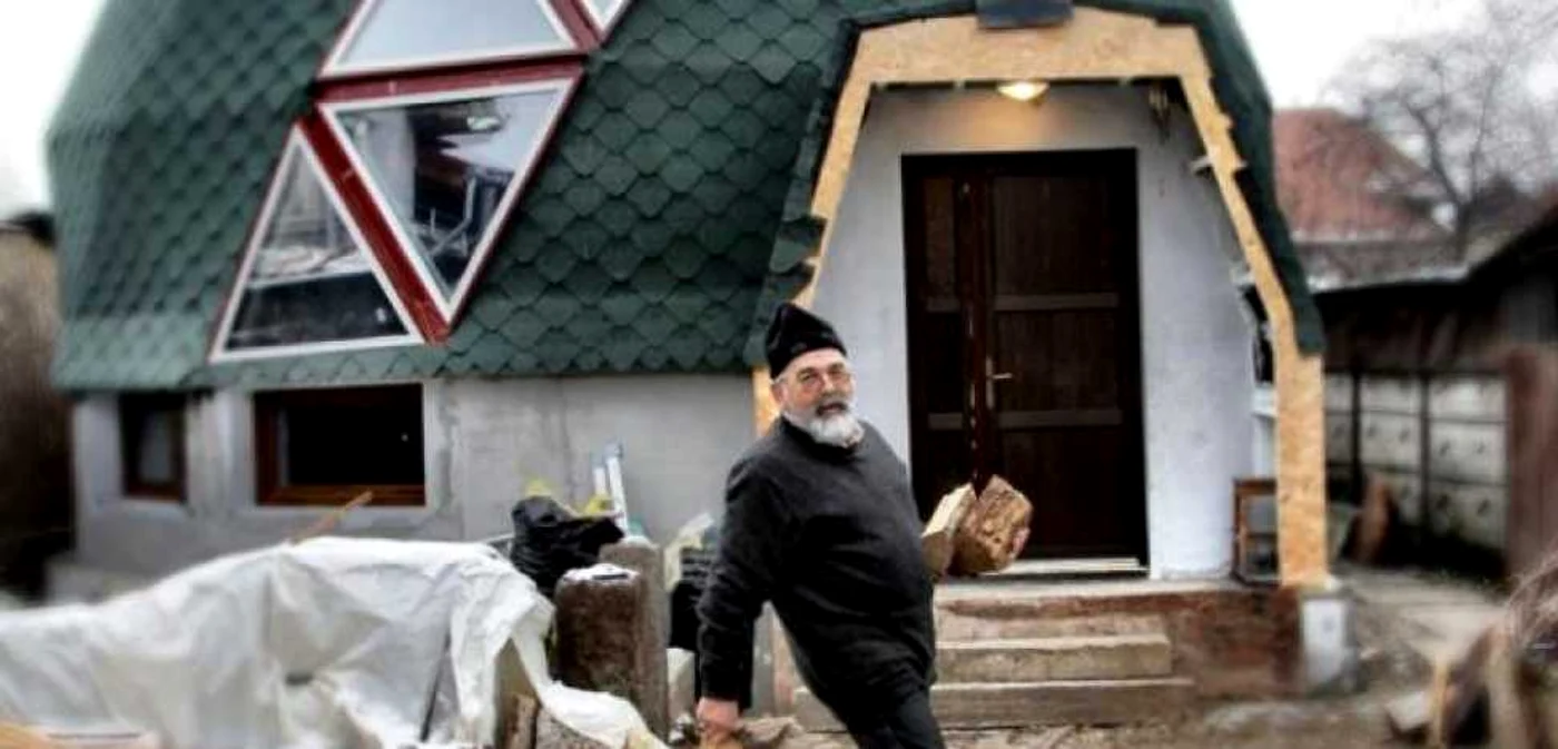Marius Moga în faţa locuinţei-dom de la Alba Iulia. Foto Facebook
