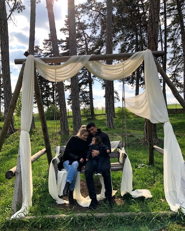 Laura Cosoi și soțul ei Cosmin Curticăpean au sărbătorit Paștele catolic cu Rita la Iași