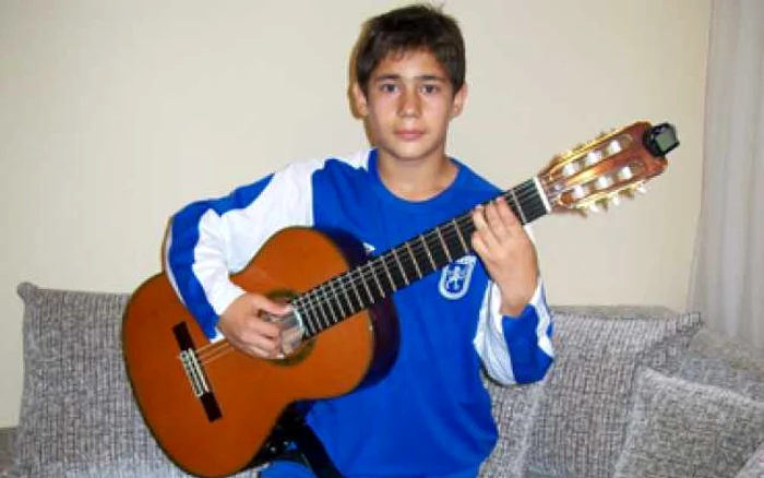 Craiova: Portret/ Radu Rareş Ionescu îşi împarte viaţa între muzică şi fotbal