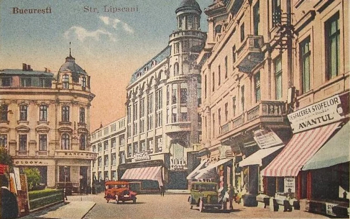O carte poștală de epocă ne arată imobilul cu Galeriile Lafayette în partea dreaptă, privit dinspre strada Lipscani