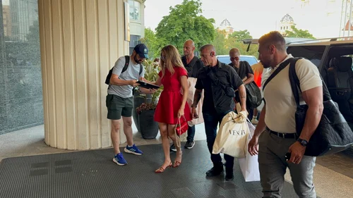 Diva latino a fost așteptată de fani și însoțită de o armată de bodyguarzi, îmbrăcată într-o rochie roșie. foto: Click!