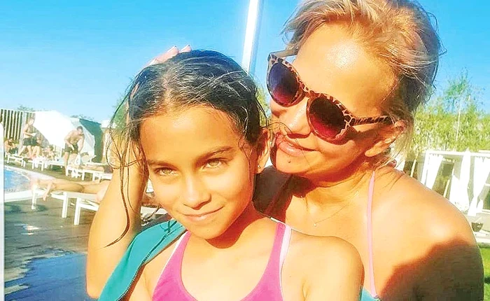 
    Alături de  fiica ei, Carla  