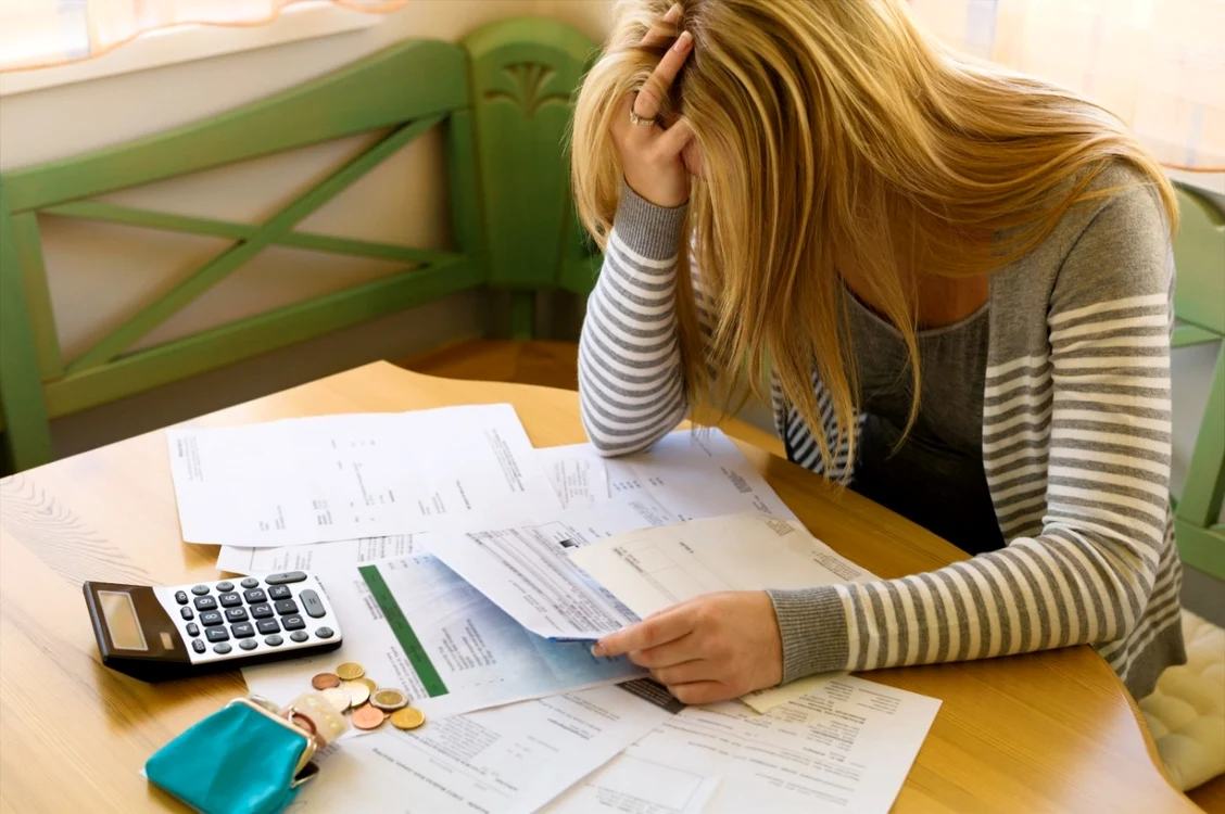 Austeritate - criza - buget - finante - calcule - facturi FOTO 123 RF 