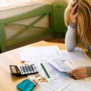 Austeritate - criza - buget - finante - calcule - facturi FOTO 123 RF 