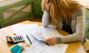 Austeritate - criza - buget - finante - calcule - facturi FOTO 123 RF 