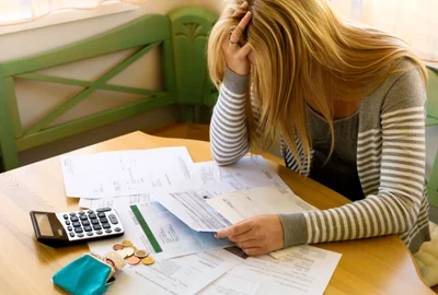 Austeritate - criza - buget - finante - calcule - facturi FOTO 123 RF 