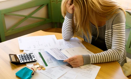 Austeritate - criza - buget - finante - calcule - facturi FOTO 123 RF