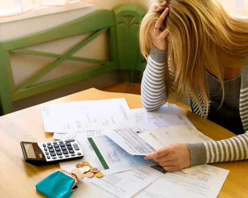 Austeritate - criza - buget - finante - calcule - facturi FOTO 123 RF 