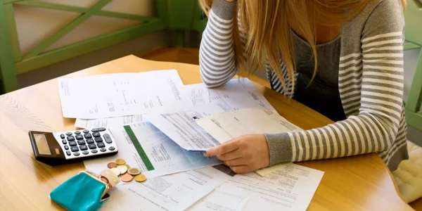 Austeritate - criza - buget - finante - calcule - facturi FOTO 123 RF 