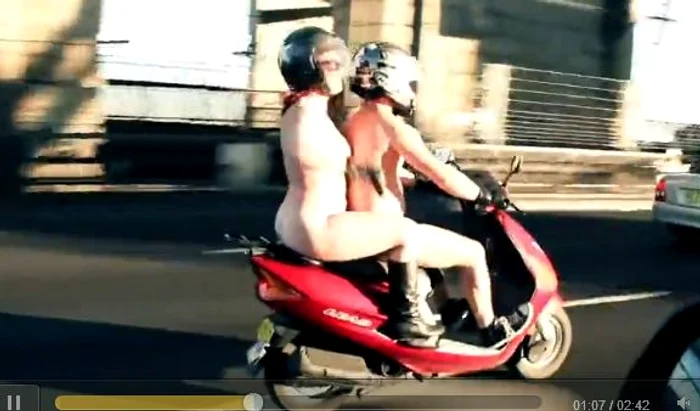Echipa Naked Me a purtat în plimbarea prin Sydney doar căşti, ghete şi mănuşi.