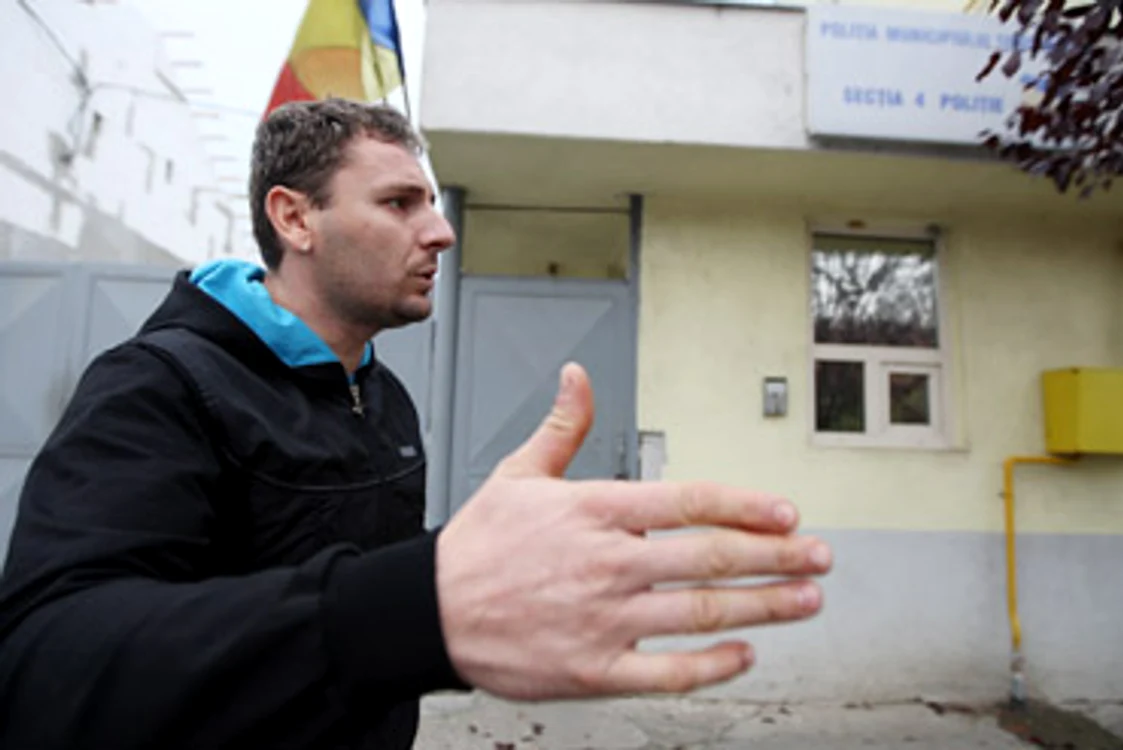 
    Bărbatul de 30 de ani explică detaliile incidentului Foto: Horia Călăceanu  