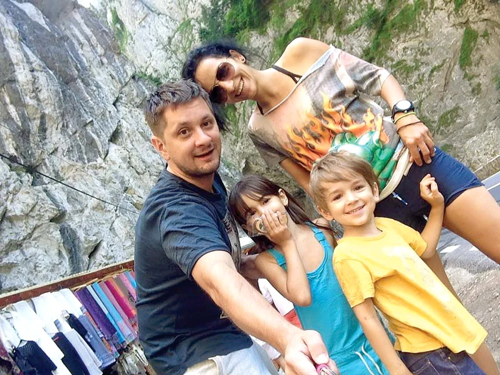 
    Octavian Strunilă, Oana  Botez şi micuţii  Equazella-Maria (7 ani) şi  Sasha (5 ani) au făcut turul  României în vacanţă  