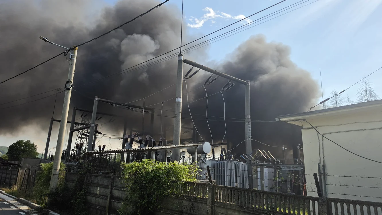Aproximativ 50 de persoane au fost evacuate din cauza incendiului din Pucioasa. FOTO: ISU DB