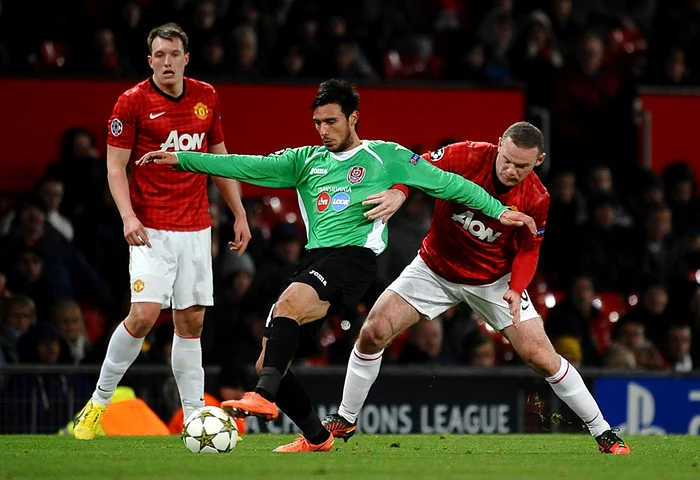 Mario Camora, în duel cu Rooney în meciul din 2012