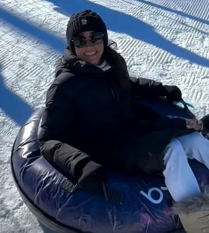 Meghan Markle într-un colac gonflabil, pe pârtie în Whistler, Canada. Februarie 2025