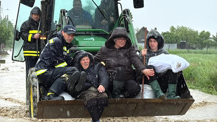 Mai mulți săteni au fost evacuați cu ajutorul utilajelor FOTO ISU Botoșani