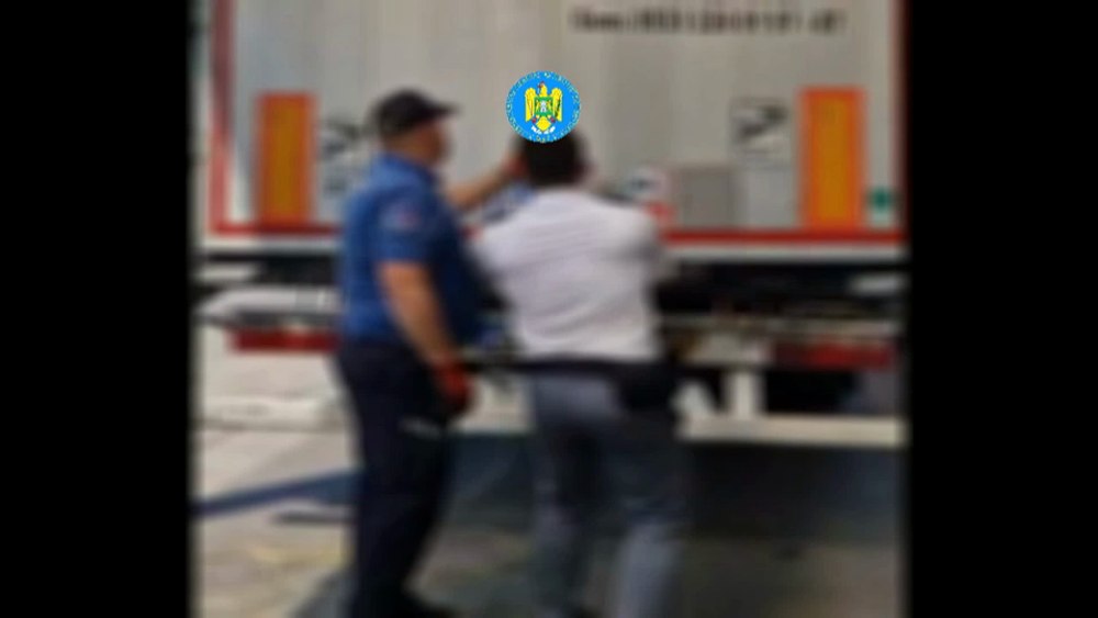  Zeci de migranți au fost găsiți, în Vama Nădlac, într-un TIR încărcat cu piese metalice VIDEO 