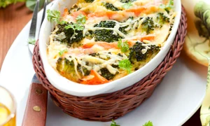 broccoli cu somon shutterstock 102346885 jpeg