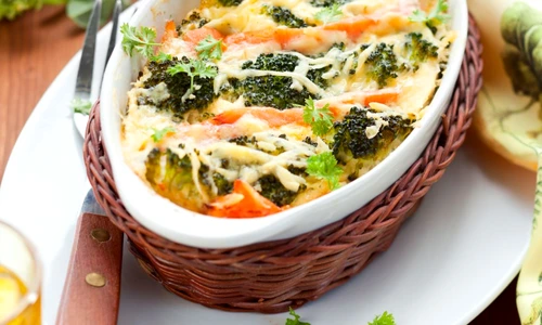 broccoli cu somon shutterstock 102346885 jpeg
