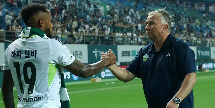 Dan Petrescu, mulțumit de victoria cu echipa de pe locul 3 din Coreea de Sud. Foto Facebook