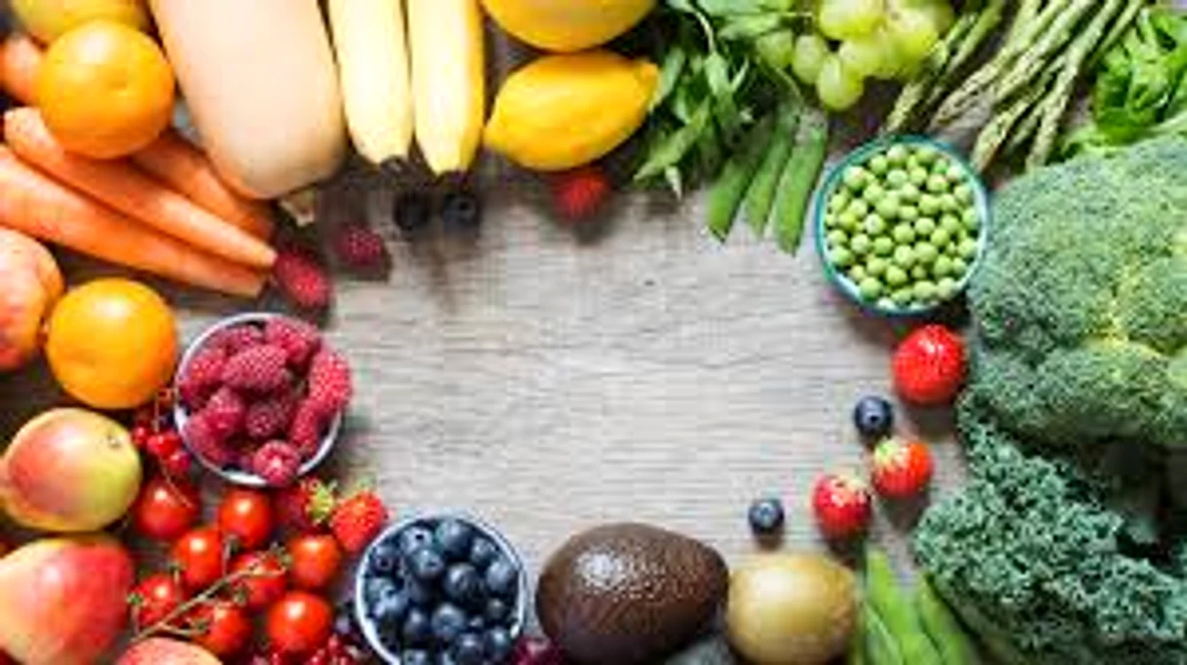 
    Consumul de fructe și legume reduc la jumătate riscul îmbolnăvirii de cancerSursa foto: Efemeride .ro  