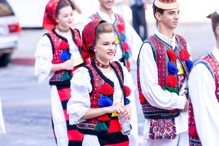 A început Festivalul - Concurs Naţional de Folclor ”Mioveni”. Parada portului popular românesc a făcut senzaţie