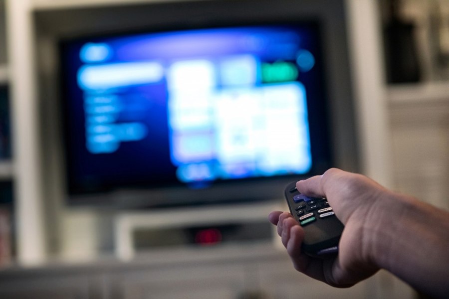 Cum se informează românii, în comparație cu europenii: televiziunea rămâne principala sursă | Sondaj