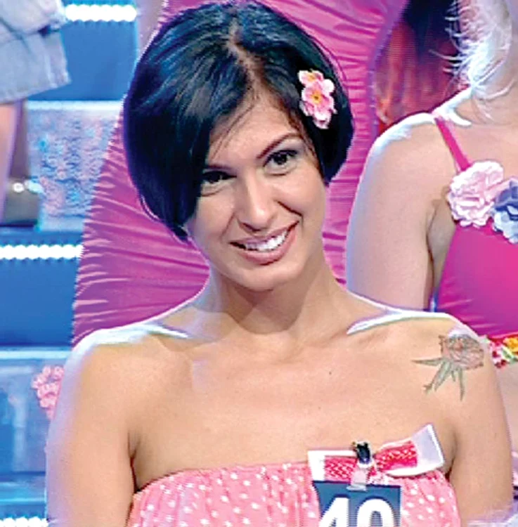 
    Bruneta n-a ştiut să spună cine e autorul  uneia dintre cele şapte minuni ale lumii (FOTOGRAFII: Capturi ANTENA 1)  