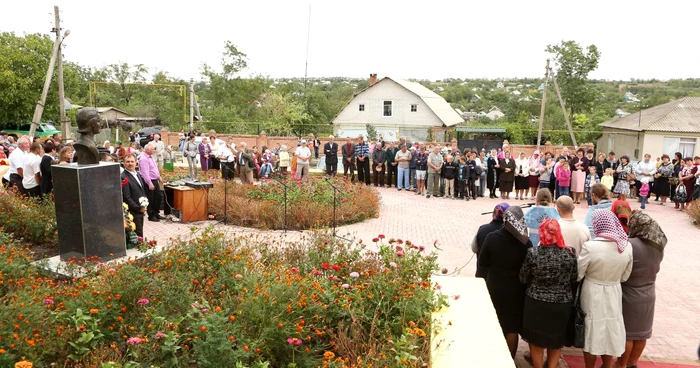 La ceremonia de inaugurare a scuarului a venit aproape tot satul