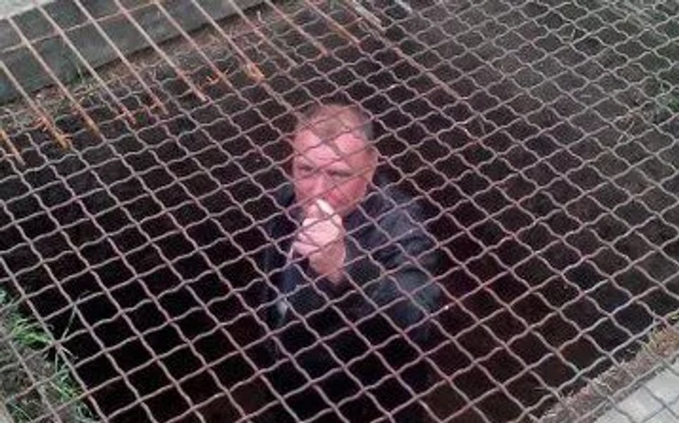 Soldați ruși ținuți în gropi cu grilaje cer cu disperare ajutor FOTO