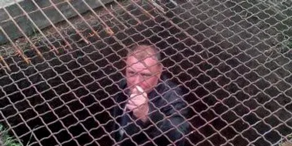 Soldat rus închis într-o groapă cu grilaj FOTO via The Telegraph