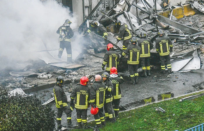 
    Avionul de mici dimensiuni s-a prăbuşit peste o clădire în renovareFoto: EPA-EFE  