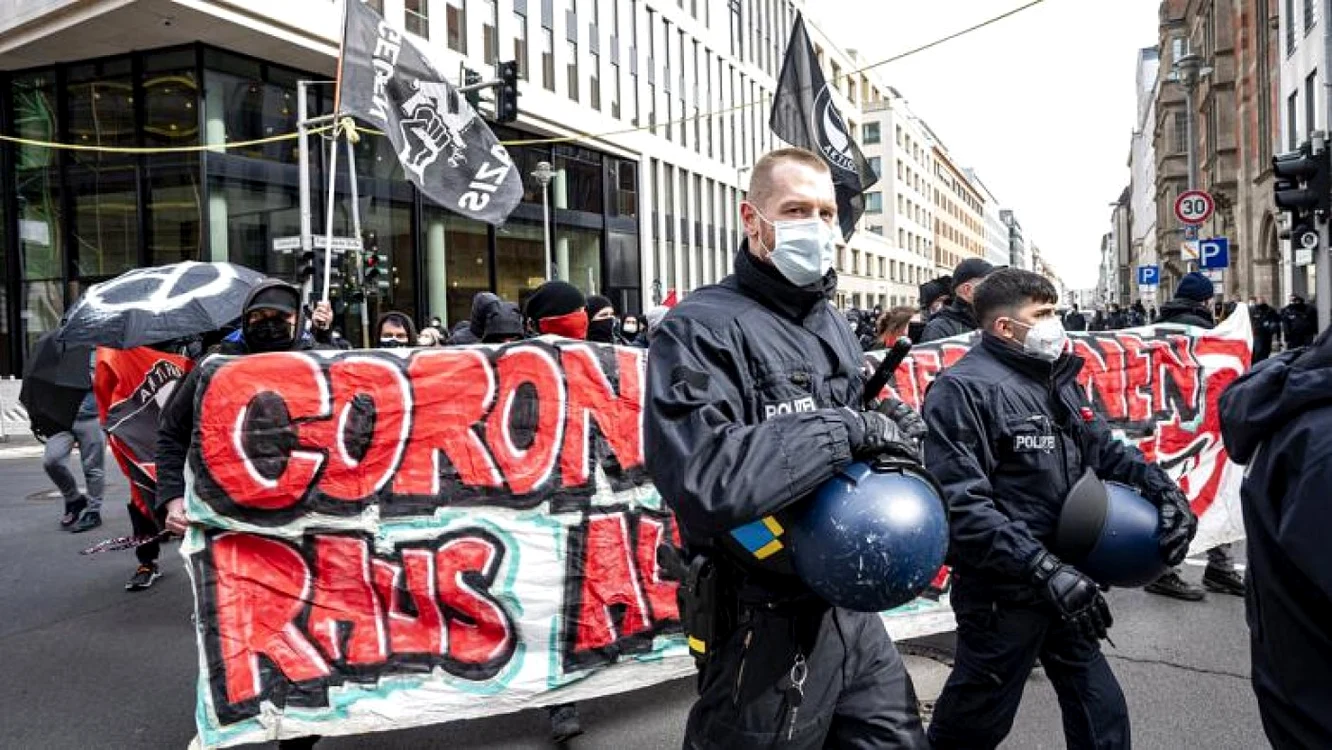 În Germania au loc proteste faţă de restricţiile impuse de autorităţi  Sursă foto: dpa.de