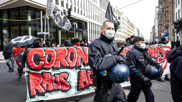 În Germania au loc proteste faţă de restricţiile impuse de autorităţi  Sursă foto: dpa.de