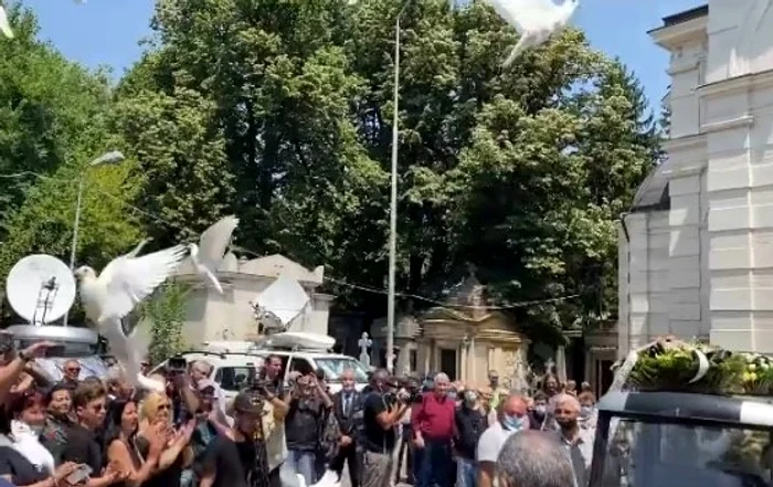 
    Câțiva porumbei albi au fost eliberați în memoria regretatului Florin Condurățeanufoto: captură YouTube  