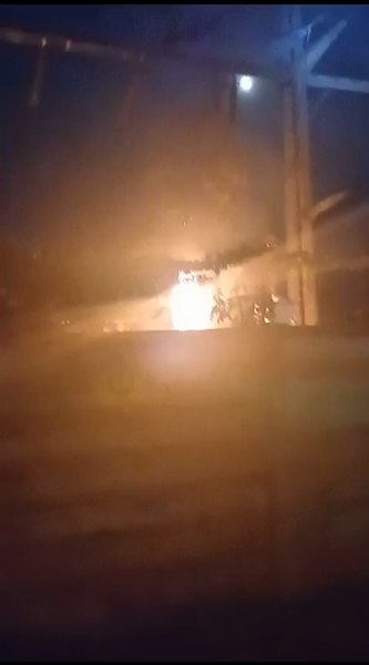 Pericol de explozie în Galați. Un transformator a luat foc, iar o bubuitură puternică a panicat oamenii VIDEO