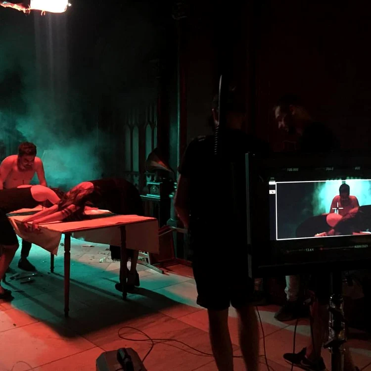 Răzvan şi partenerele din clip au filmat scene sexy